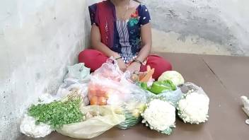 Desi girl scolded a vegetable buyer selling vegetables